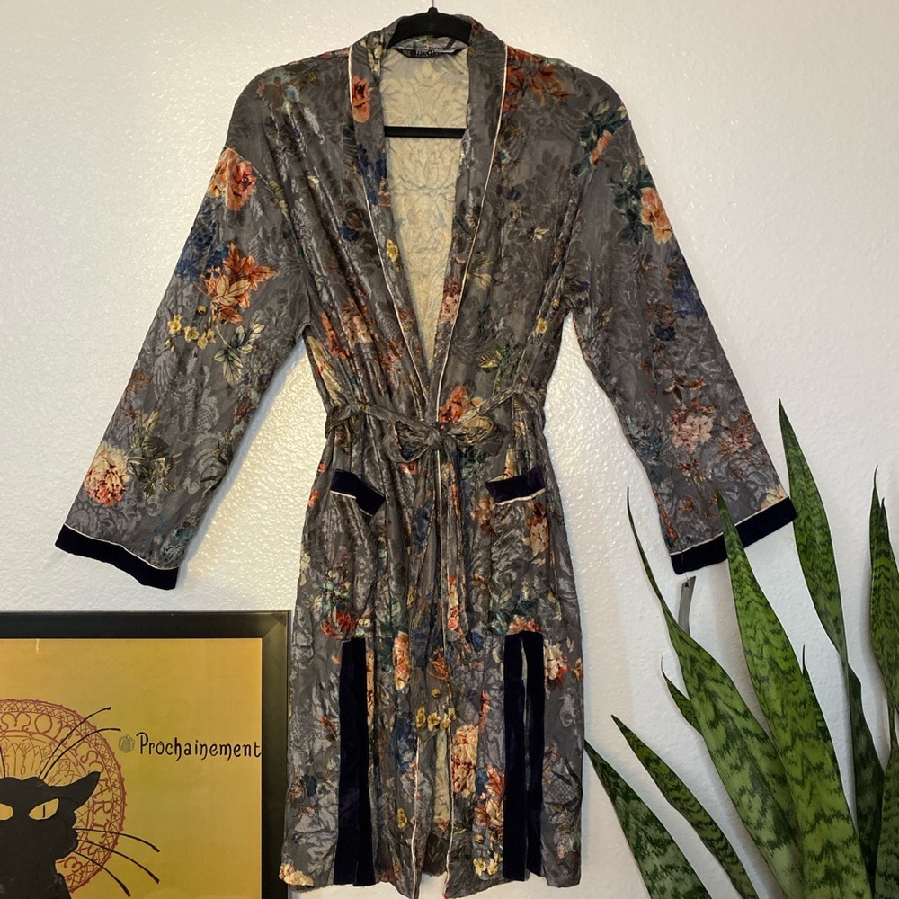 💕NWT💕Stunning Zara Basic Collection robe💕